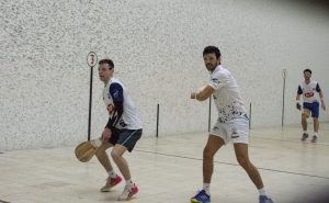 Sebastián Andreasen de Independiente de Lezama le da de izquierda y Pelota de Chascomús espera, con la pareja que integran Thomas Navarro y Juan Del Re.