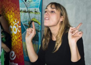 La interprete de lenguaje de señas Camila Bianchi