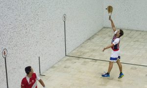 No es básquet, es pelota a paleta: Facundo Andreasen a los saltos mientras Javier Nicosia observa