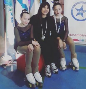 La técnica Romina Donadio Calvo junto las patinadoras Eugenia Zega, y Sophie Lacoste,