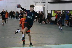 Felipe Blanco, de Handball Necochea aportó su cuota goleadora