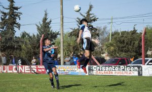 Tandil jugó a su juego: se cerró atrás y solo salía de contra golpe cortando permanentemente el fútbol y haciendo mucho tiempo para que los minutos pasaran