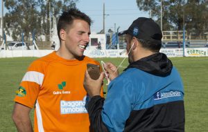 Fernando Montes, autor de los tres goles de Villa Díaz Vélez