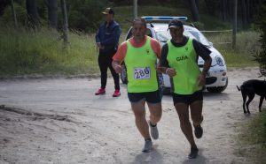 El periodista y atleta ciego Marcos Folgár junto a su guía en plena competencia