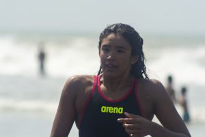 La juninense Lucia Ferreri saliendo del agua para ser la primera dama