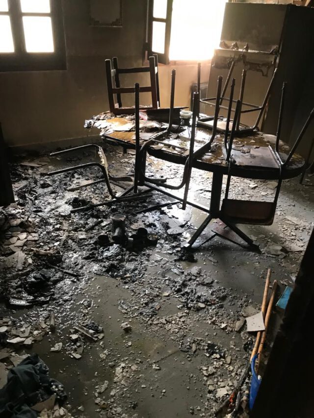 Escuela incendiada