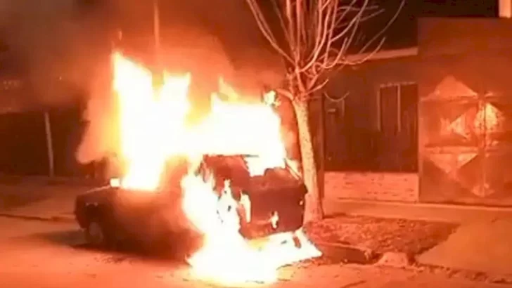 “Te vamos a cagar a trompadas”: el denunciante de L-Gante reveló que le prendieron fuego su auto