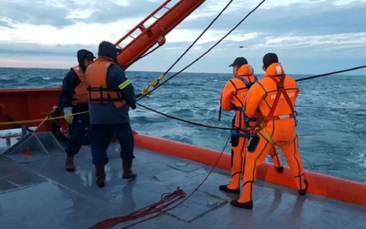 Por falta de presupuesto, suspendieron la búsqueda aérea del tripulante que cayó al mar