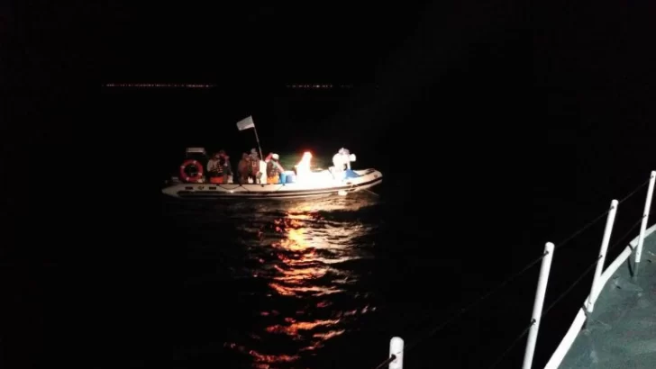 Rescataron a ocho hombres que estaban a la deriva mar adentro