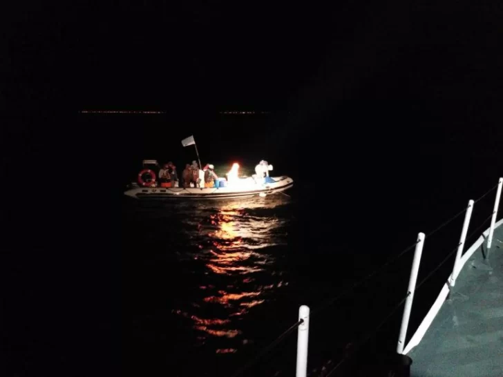 Rescataron a ocho hombres que estaban a la deriva mar adentro