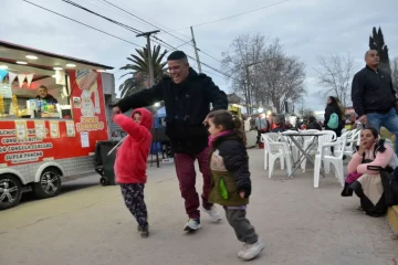 Desfile y corte de Torta en Quequén