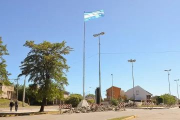 Vecinos donaron la bandera nacional para el mástil de avenidas 10 y 91