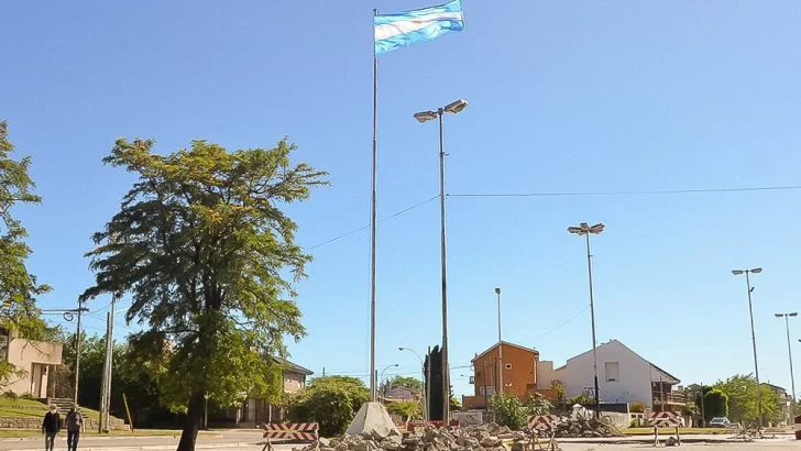 Vecinos donaron la bandera nacional para el mástil de avenidas 10 y 91