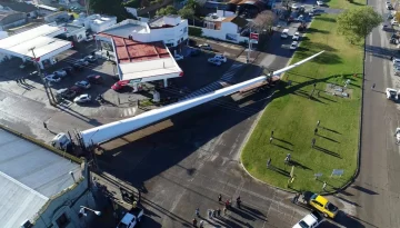 Espectacular operativo: las aspas de los molinos pasaron por la ciudad