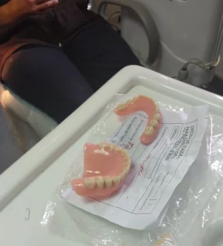El municipio comenzó a instalar prótesis dentales sociales
