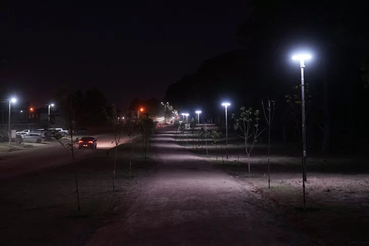 Se encendieron las luces de la futura senda peatonal de la Avenida 10