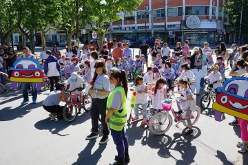 Alumnos formaron parte de una clase de Educación Vial en la plaza Rocha