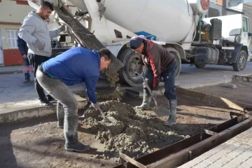 Colocan hormigón en calles de la Villa balnearia y Quequén