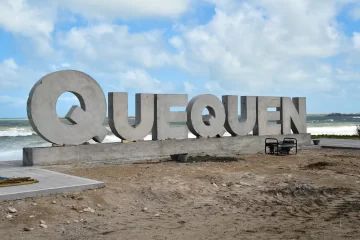 Quequén, en letras de hormigón sobre la 502