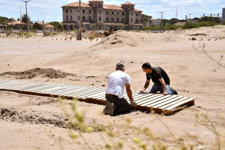 Reubican bajadas públicas en la playa