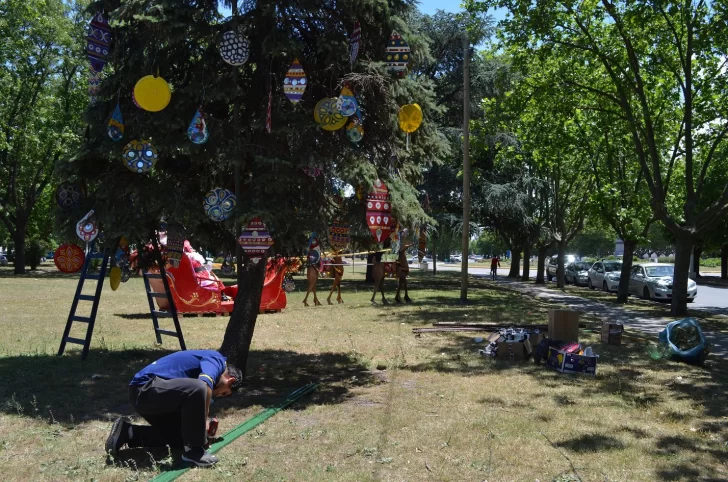 El miércoles encienden el arbolito en la plaza Dardo Rocha