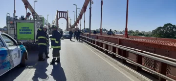 Lograron persuadir a la mujer que se ató al puente y fue trasladada al hospital