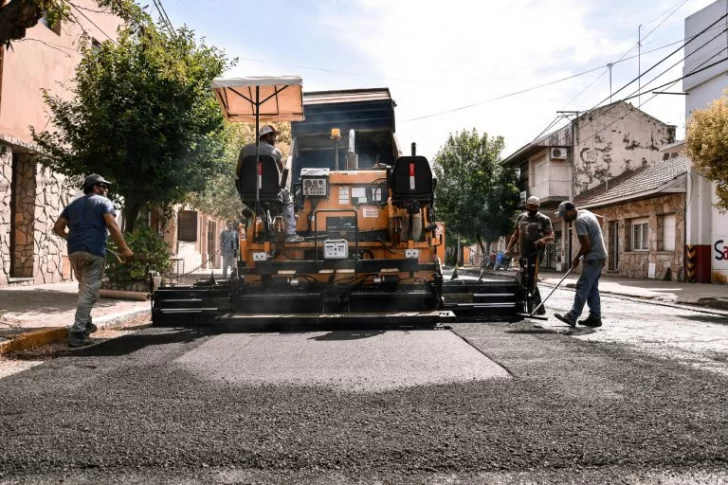 Colocan nuevo asfalto en calles del centro