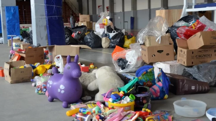 Más de 10 camionetas con juguetes y ropa se juntaron en un evento solidario