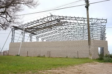 Comenzó la colocación del techo del Polideportivo Noroeste