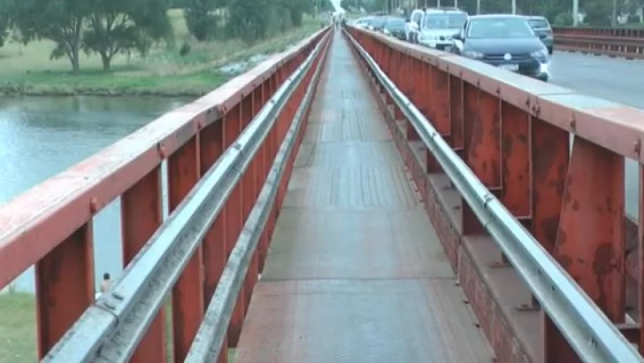 Puente Rocha: No hay fecha para reparar la deteriorada senda peatonal