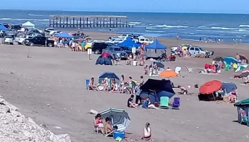 Turistas y necochenses se volcaron masivamente a las playas