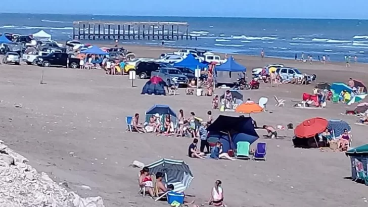 Turistas y necochenses se volcaron masivamente a las playas