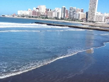 Mar del Plata: hallan flotando cadáver de una mujer en playa céntrica