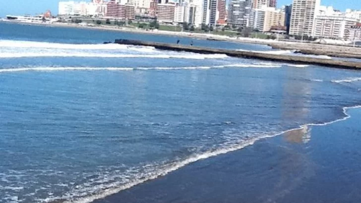 Mar del Plata: hallan flotando cadáver de una mujer en playa céntrica
