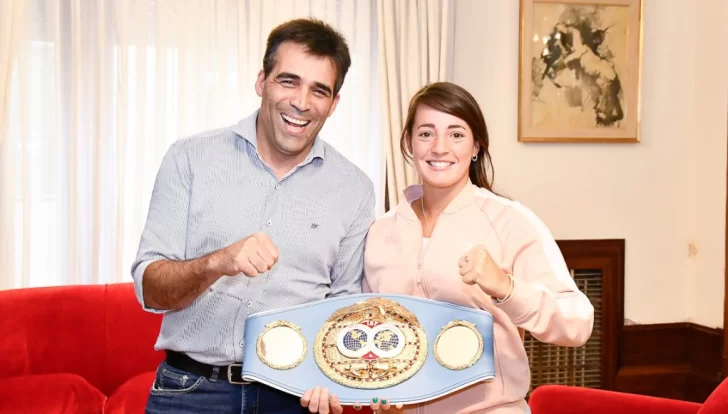 Jorgelina Guanini exhibió junto a López el cinturón del título mundial
