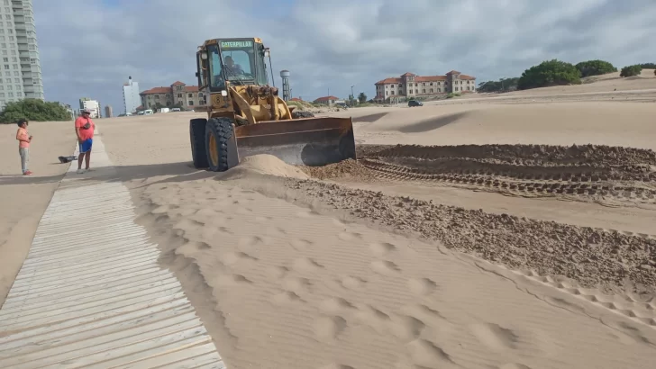 Limpieza  diaria de la playa y acondicionan bajadas públicas