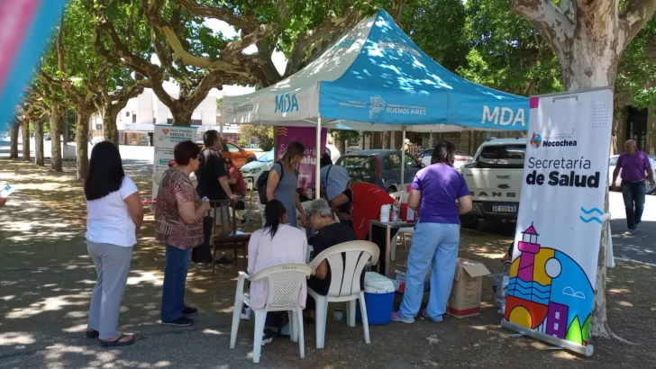Más de 300 vecinos pasaron por la plaza para vacunarse contra el Covid