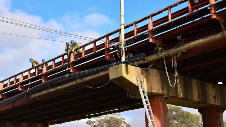 Trabajan en el recambio de la cañería de agua en el Puente Dardo Rocha