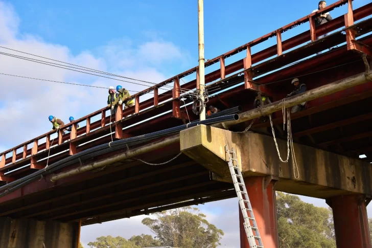 Trabajan en el recambio de la cañería de agua en el Puente Dardo Rocha