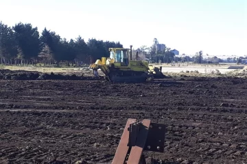 Comenzó la nivelación de suelo para la construcción del polideportivo en Estación Quequén