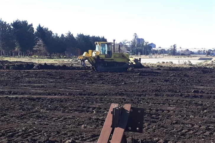 Comenzó la nivelación de suelo para la construcción del polideportivo en Estación Quequén