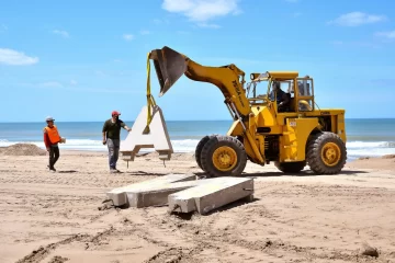 Colocan las letras de Necochea frente a la Playa