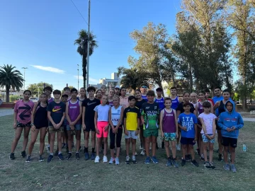 Varios niños participan de la Escuela de mini atletismo