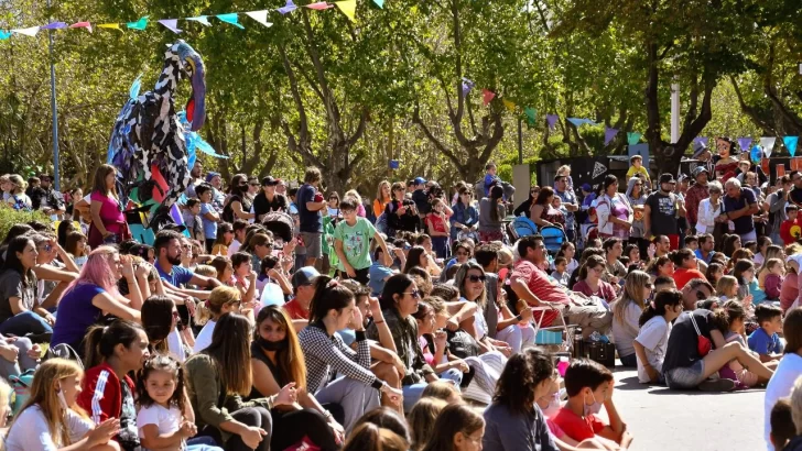 Una multitud despidió el festival infantil