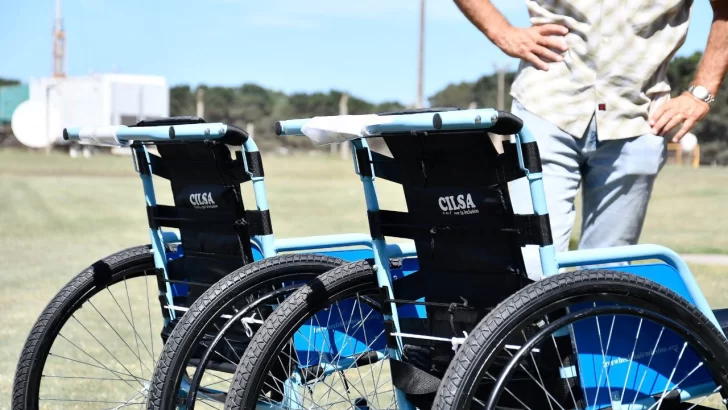 Donaron dos sillas de ruedas para el programa “Todos al Agua”