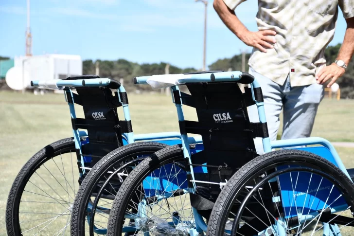 Donaron dos sillas de ruedas para el programa “Todos al Agua”