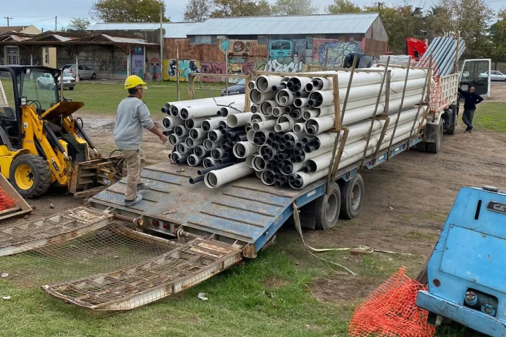 Arrancó la obra de redes de cloaca y agua en el Barrio la Terminal