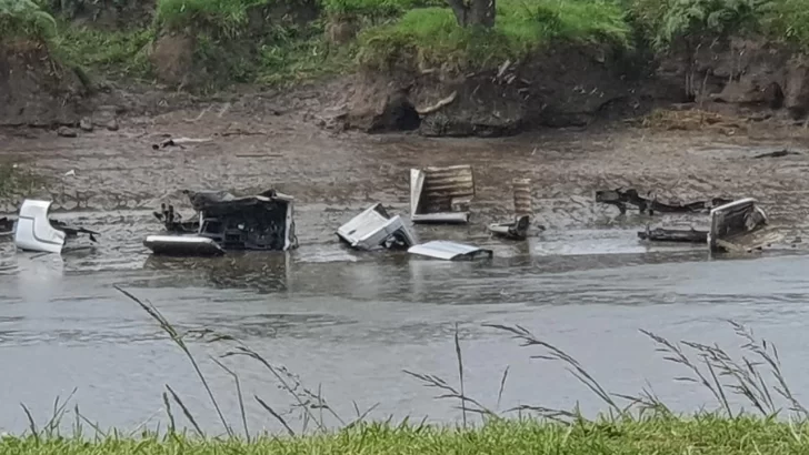 Encuentran una camioneta robada que había sido tirada al río