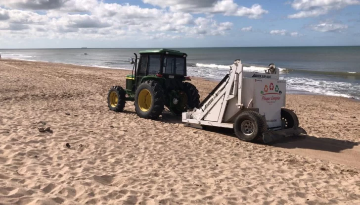 Se vaciaron las playas y empezó la limpieza de la arena