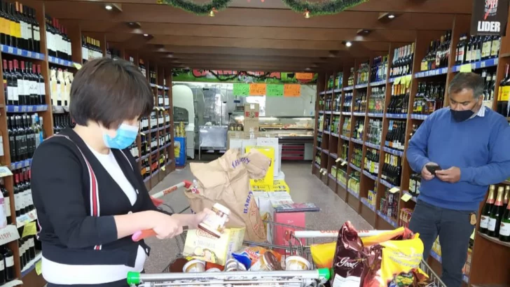 Bromatología decomisó mercadería vencida en dos supermercados y clausuró un comercio